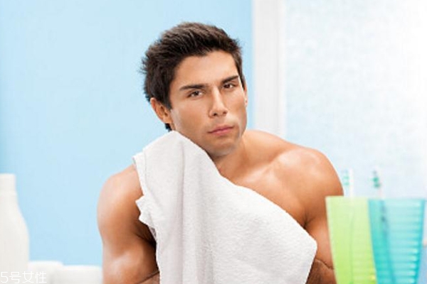 男士控油護(hù)膚品怎么選？用對(duì)護(hù)膚品做干凈的懶男人