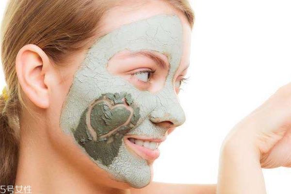 干皮敷面膜多長(zhǎng)時(shí)間好？先打底再敷面膜