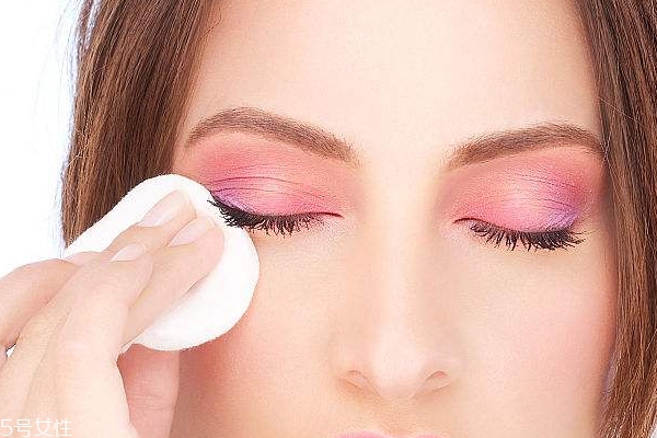 用完卸妝巾還用洗臉么？不洗凈會(huì)刺激皮膚