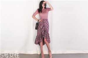 格子裙搭配什么上衣？俏皮少女范兒