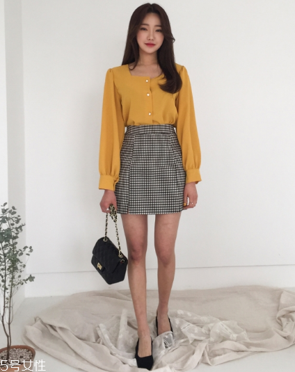格子裙搭配什么上衣？俏皮少女范兒