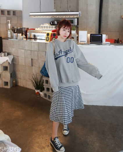 格子裙搭配什么上衣？俏皮少女范兒