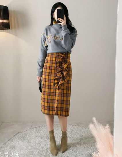 格子裙搭配什么上衣？俏皮少女范兒