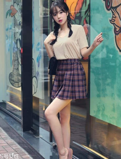 格子裙搭配什么上衣？俏皮少女范兒