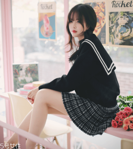 格子裙搭配什么上衣？俏皮少女范兒