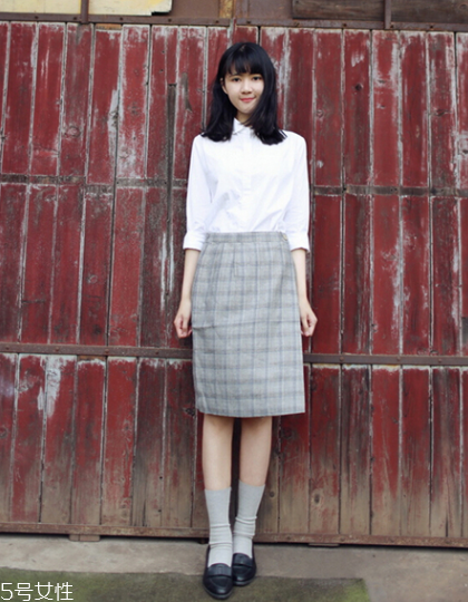 格子裙搭配什么上衣？俏皮少女范兒