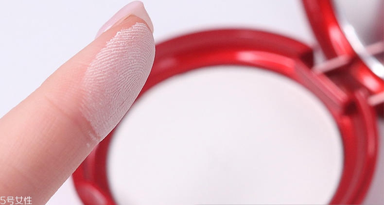 可口可樂彩妝有哪些？可口可樂聯(lián)名菲詩小鋪彩妝盤點(diǎn)