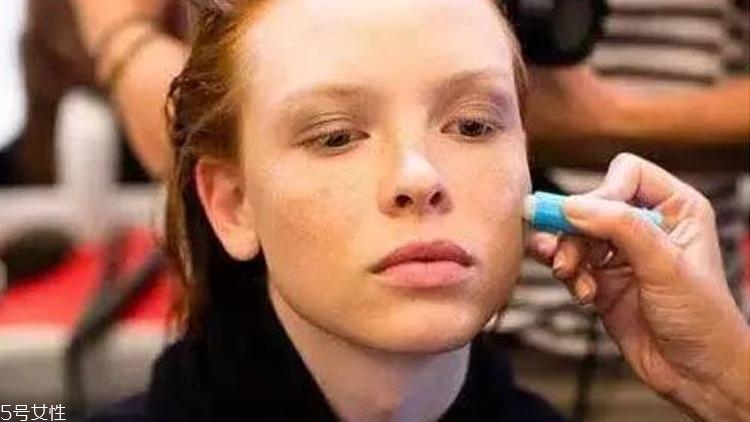 沒有卸妝油拿什么卸妝？含油物品能卸妝