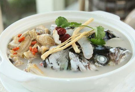 天麻燉魚(yú)頭有什么功效 天麻燉魚(yú)頭有什么功效