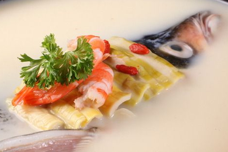 天麻燉魚(yú)頭有什么功效 天麻燉魚(yú)頭有什么功效