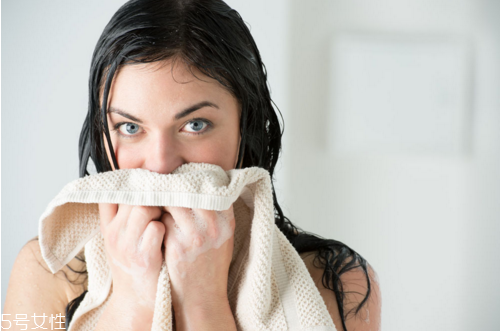 洗臉后用什么擦干最好 盡量不要使用毛巾 洗臉后用什么擦干最好 盡量不要使用毛巾