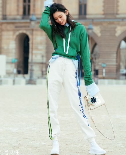 白褲子怎么搭配衣服好看？跟著明星學穿搭