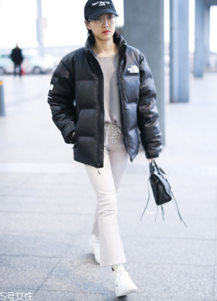 白褲子怎么搭配衣服好看？跟著明星學穿搭