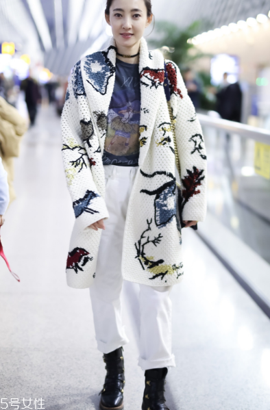 白褲子怎么搭配衣服好看？跟著明星學穿搭