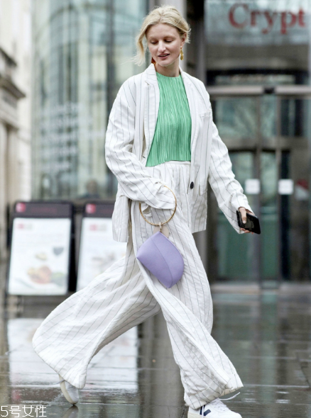 白褲子怎么搭配衣服好看？跟著明星學穿搭