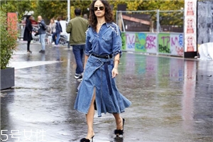 開衩裙應(yīng)該怎么搭配？秀出性感美腿