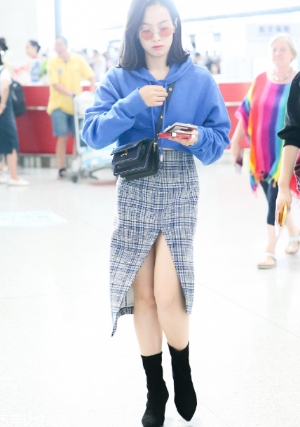 開衩裙應(yīng)該怎么搭配？秀出性感美腿