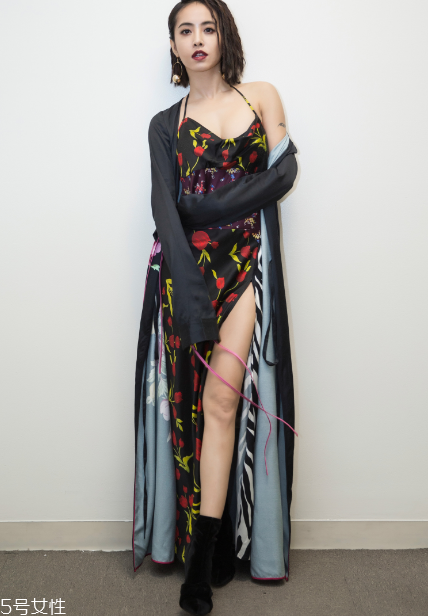 開衩裙應(yīng)該怎么搭配？秀出性感美腿