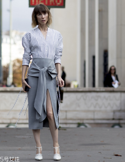 開衩裙應(yīng)該怎么搭配？秀出性感美腿