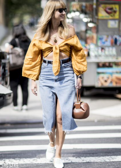 開衩裙應(yīng)該怎么搭配？秀出性感美腿