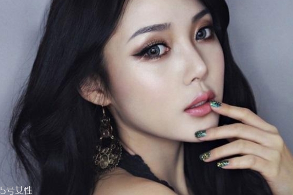 單色眼影怎么涂自然？手殘黨適合單色眼影