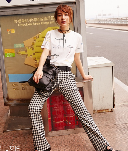 格紋褲子配什么上衣？最拉風(fēng)的春日穿搭