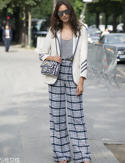 格紋褲子配什么上衣？最拉風(fēng)的春日穿搭