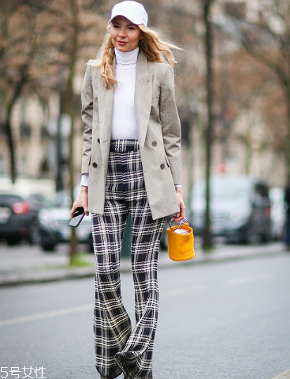 格紋褲子配什么上衣？最拉風(fēng)的春日穿搭