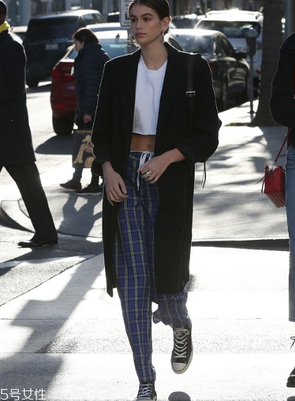 格紋褲子配什么上衣？最拉風(fēng)的春日穿搭