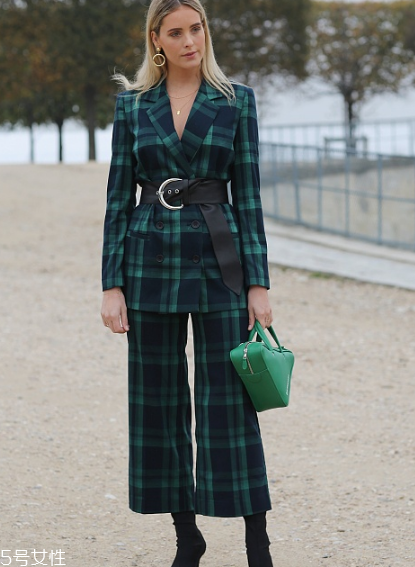 格紋褲子配什么上衣？最拉風(fēng)的春日穿搭