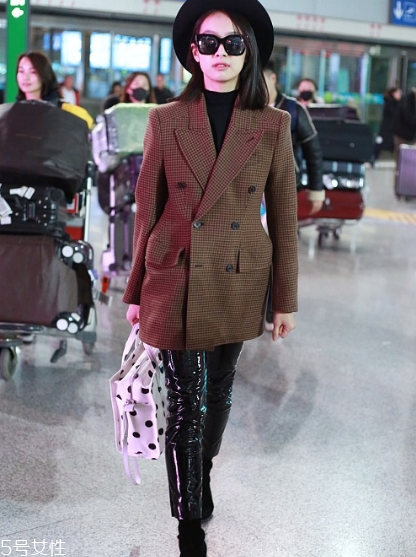 黑色打底衫怎么配衣服？時(shí)尚界的常青單品