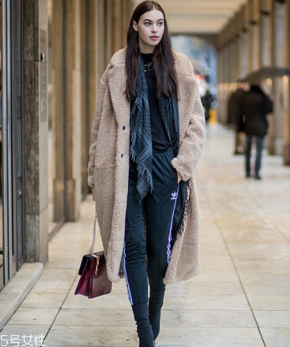 黑色打底衫怎么配衣服？時(shí)尚界的常青單品