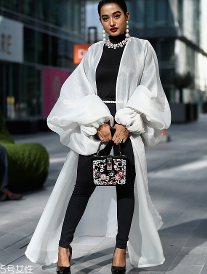 黑色打底衫怎么配衣服？時(shí)尚界的常青單品