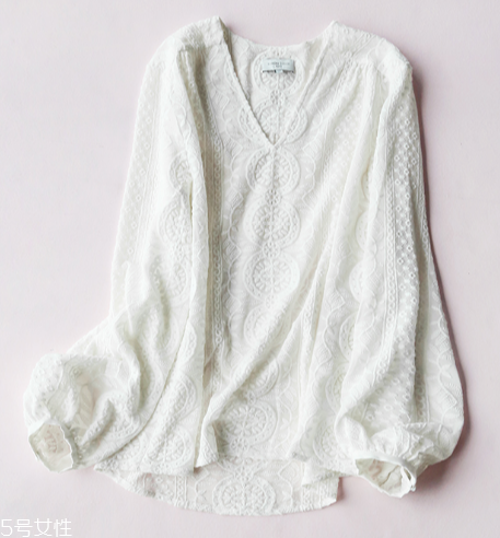 今年流行什么樣的白襯衫？襯衫也有新花樣