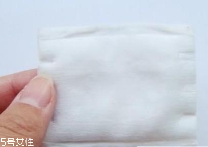 洗臉后用什么擦干最好 盡量不要使用毛巾 洗臉后用什么擦干最好 盡量不要使用毛巾