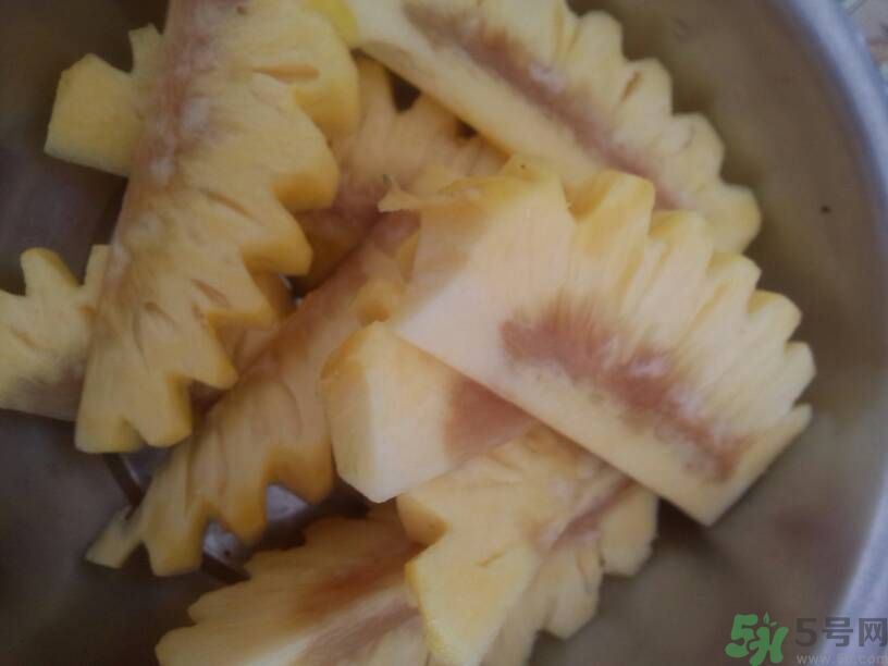 菠蘿里面發(fā)黑能吃嗎？切開菠蘿里面是黑色的怎么回事？