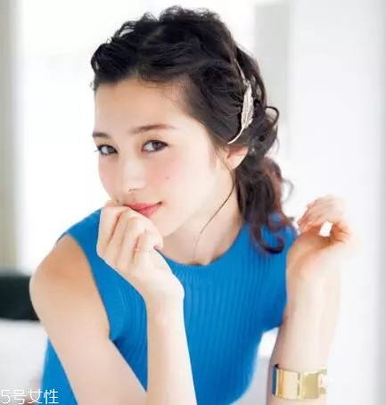 披肩發(fā)怎么弄好看圖解 六款新的編發(fā)教程 披肩發(fā)怎么弄好看圖解 六款新的編發(fā)教程