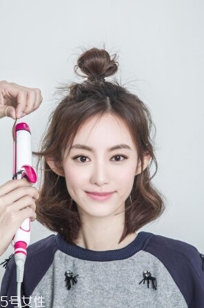 空氣丸子頭怎么弄 側分半丸子頭扎法 空氣丸子頭怎么弄 側分半丸子頭扎法