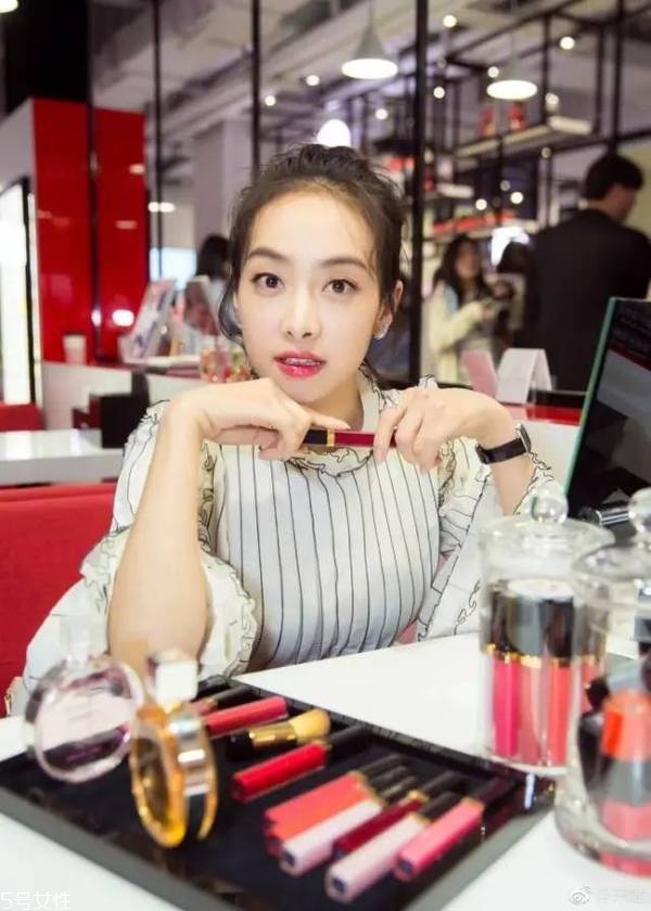 空氣丸子頭怎么弄 側分半丸子頭扎法 空氣丸子頭怎么弄 側分半丸子頭扎法