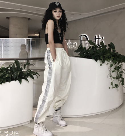 運動褲為什么洗了發(fā)紅？運動褲清洗方法要得當(dāng)