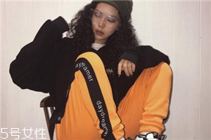 運動褲為什么洗了發(fā)紅？運動褲清洗方法要得當(dāng)