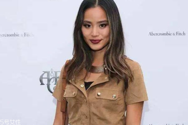 皮膚黃適合穿藍色嗎？淺色系是首選