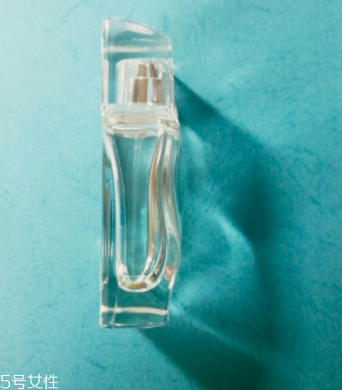 水生調(diào)聞起來像什么？讓人想起大海的香水