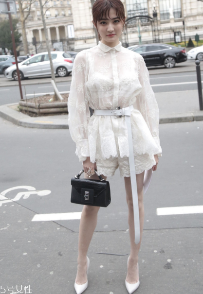 泡泡袖衣服怎么搭配？在大女人和小公舉之間自由轉(zhuǎn)換