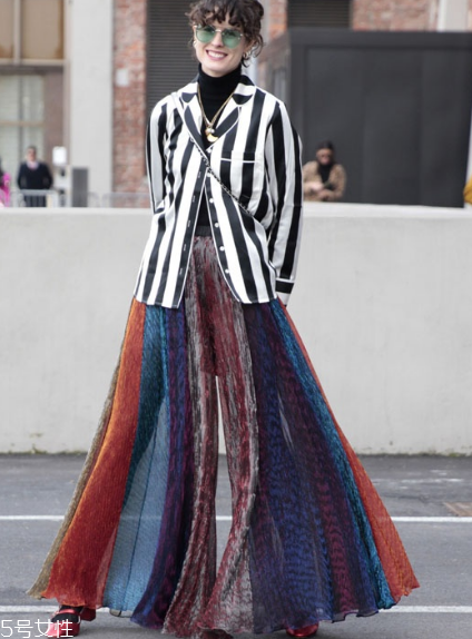 睡衣外穿怎么搭配好看？自由自在的慵懶少女