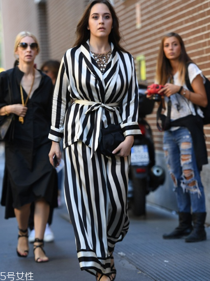 睡衣外穿怎么搭配好看？自由自在的慵懶少女