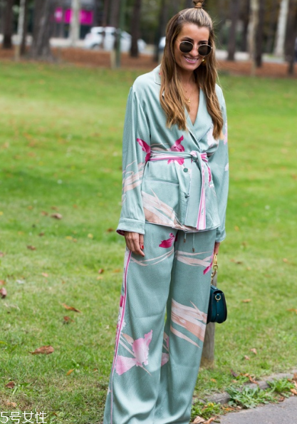 睡衣外穿怎么搭配好看？自由自在的慵懶少女