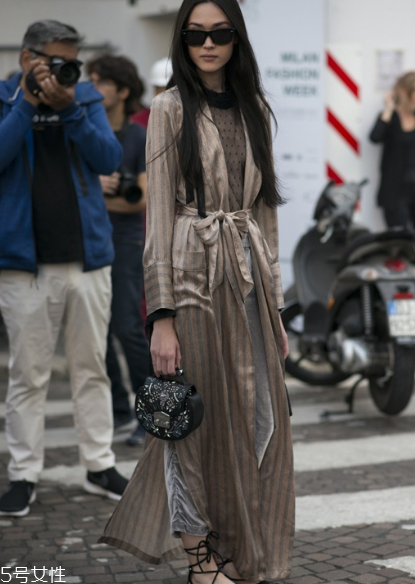 睡衣外穿怎么搭配好看？自由自在的慵懶少女