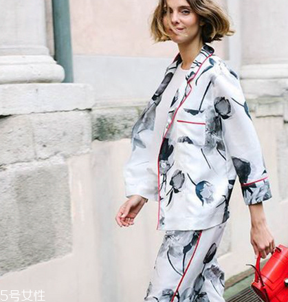 睡衣外穿怎么搭配好看？自由自在的慵懶少女