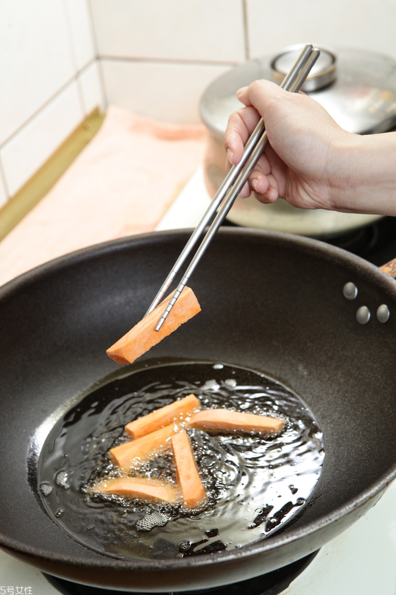 炸完?yáng)|西的油應(yīng)該怎么處理才干凈